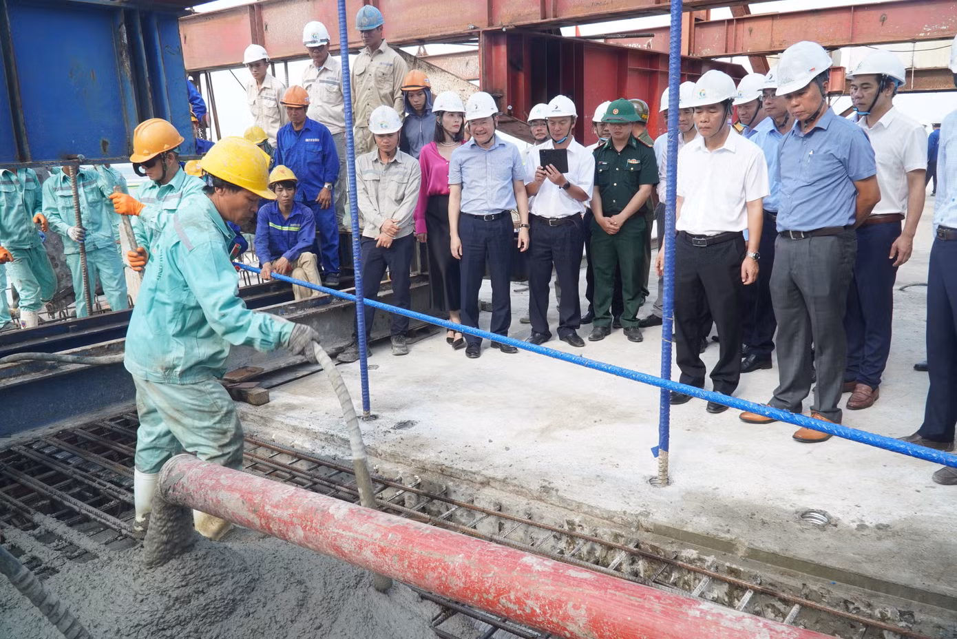 Sáng 30/4 - đúng dịp kỷ niệm 50 năm Ngày Giải phóng miền Nam, thống nhất đất nước - TP Huế tổ chức lễ hợp long cầu Thuận An, cây cầu vượt cửa biển dài nhất miền Trung, nối liền đôi bờ Hải Dương - Thuận An (nay là phường Thuận An, quận Thuận Hóa, TP Huế).