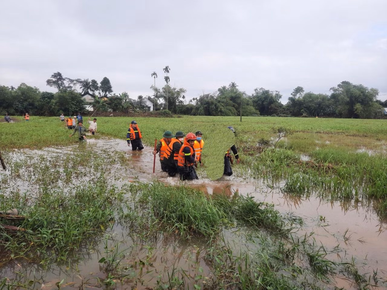 Thi thể hai cậu cháu bị lũ cuốn tử vong đã được lực lượng chức năng tìm thấy vào sáng 4/12. Ảnh CTV