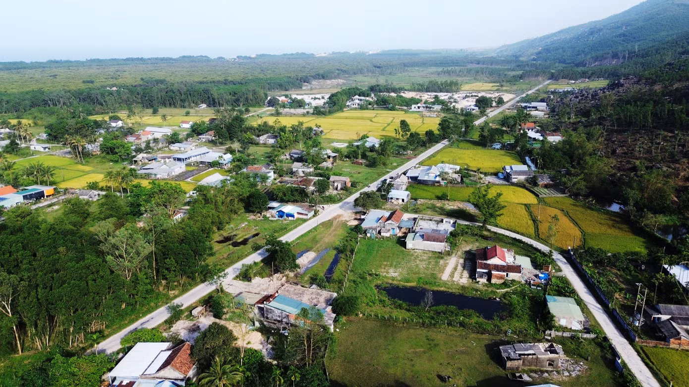 Hơn 16 năm nay, người dân thôn Phú Hải, xã Lộc Vĩnh (huyện Phú Lộc, TP. Huế) rơi vào tình cảnh tiến thoái lưỡng nan, muốn rời đi không được, ở lại cũng chẳng yên. Việc xóa nhà tạm dứt điểm trước ngày 30/7 theo chủ trương chỉ đạo của lãnh đạo TP. Huế đối với khu vực này là bất khả thi. Nguyên nhân là do khu vực thôn nằm trong quy hoạch dự án du lịch, khiến đời sống bà con bị “trói chân”, nhà cửa không được phép sửa chữa, xây mới và chưa thể giải tỏa, di dời. Đại diện người dân thôn Phú Hải đã nhiều lần gửi kiến nghị đến chính quyền địa phương, nhưng đến nay, mọi thứ vẫn đâu lại vào đấy.