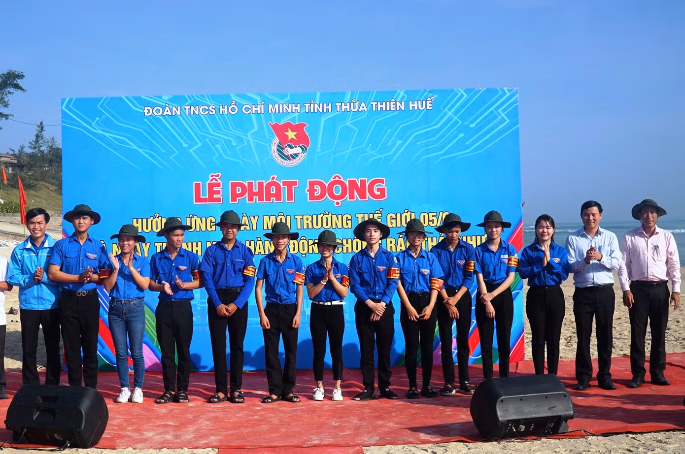 Ra mắt đội hình thanh niên hành động chống rác thải nhựa.