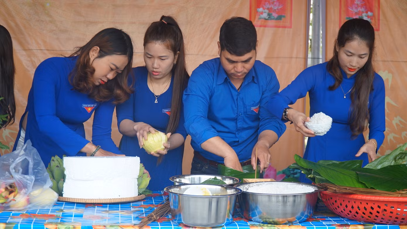 Ngày hội bánh chưng xanh vì người nghèo.