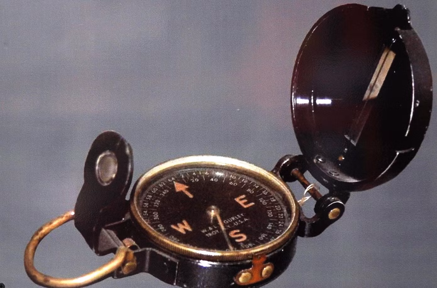 La bàn được Chủ tịch Hồ Chí Minh sử dụng những năm 1944-1945. Ảnh: N.V