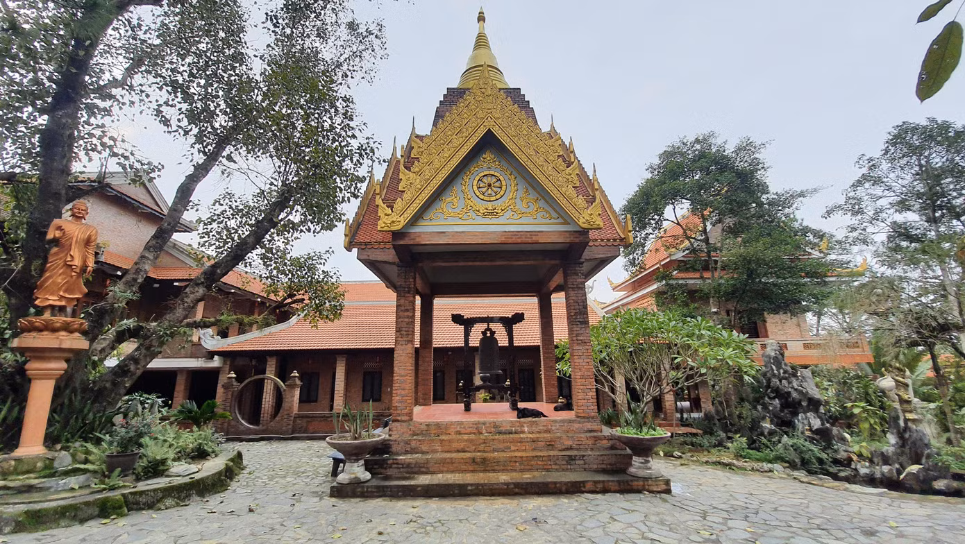 Chùa không chỉ là chốn tâm linh được nhiều người tìm đến chiêm bái, kính ngưỡng, mà còn là điểm check-in đầy ấn tượng bởi ngôi chùa mang lối kiến trúc đậm chất Thái Lan.