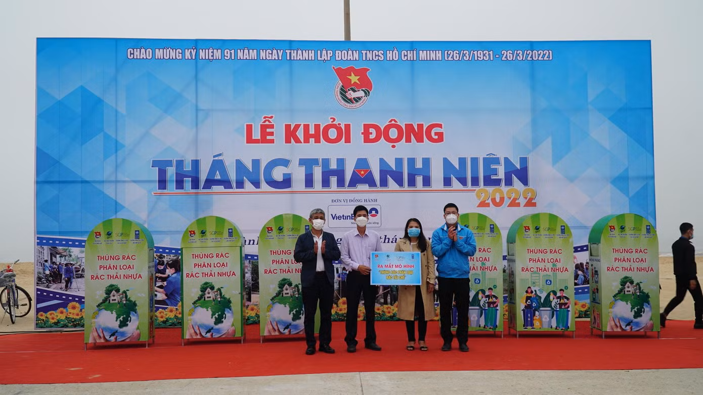Ra mắt đội hình thu gom rác trên đội thuyền dã cào và mô hình “thùng rác phân loại tái chế” phường Thuận An, TP Huế