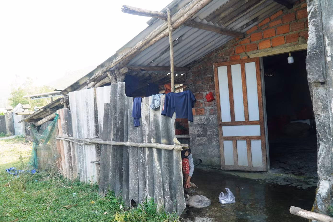 Theo người dân, kể từ khi có thông báo triển khai dự án, hàng trăm hộ dân rơi vào cảnh “tiến thoái lưỡng nan”. Bà con không được phép xây dựng, nâng cấp, sửa chữa nhà cửa vì vướng quy hoạch. Thực tế này khiến điều kiện sống của hơn 100 hộ dân ngày càng khốn khó. Nhiều ngôi nhà đã hơn 30 năm tuổi, mái dột, tường nứt, trụ cột xiêu vẹo… nhưng không thể sửa chữa, nâng cấp hay hạ giải để xây mới, hoặc "xóa nhà tạm".