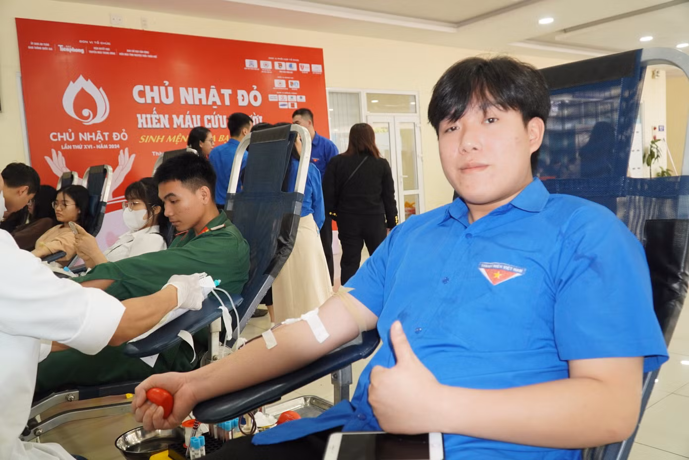 Ngày hội đã tiếp nhận một lượng máu kỷ lục trong một kỳ Chủ Nhật Đỏ tại Huế, với hơn 700 đơn vị máu. Ảnh: N.V