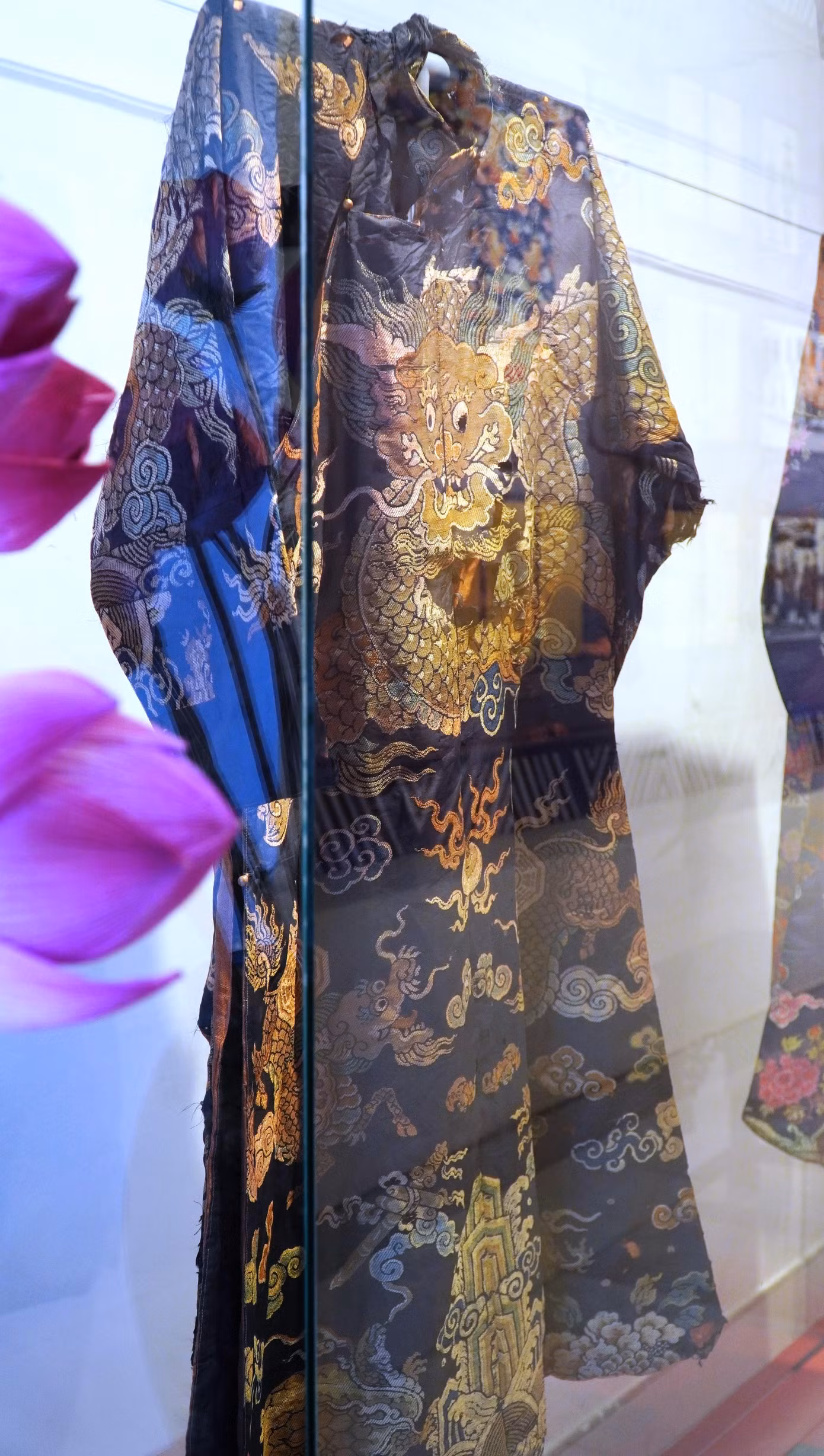 Chế độ Y quan triều Nguyễn mang đậm những dấu ấn lịch sử, có ý nghĩa về văn hóa và là di sản độc đáo của dân tộc Việt Nam. Vì vậy, việc bảo tồn và phát huy những tư liệu, hình ảnh, hiện vật của trang phục cung đình triều Nguyễn vô cùng quan trọng. Đây cũng là vấn đề được các nhà nghiên cứu và công chúng quan tâm. Trong ảnh là trang phục dành cho các quan triều Nguyễn.