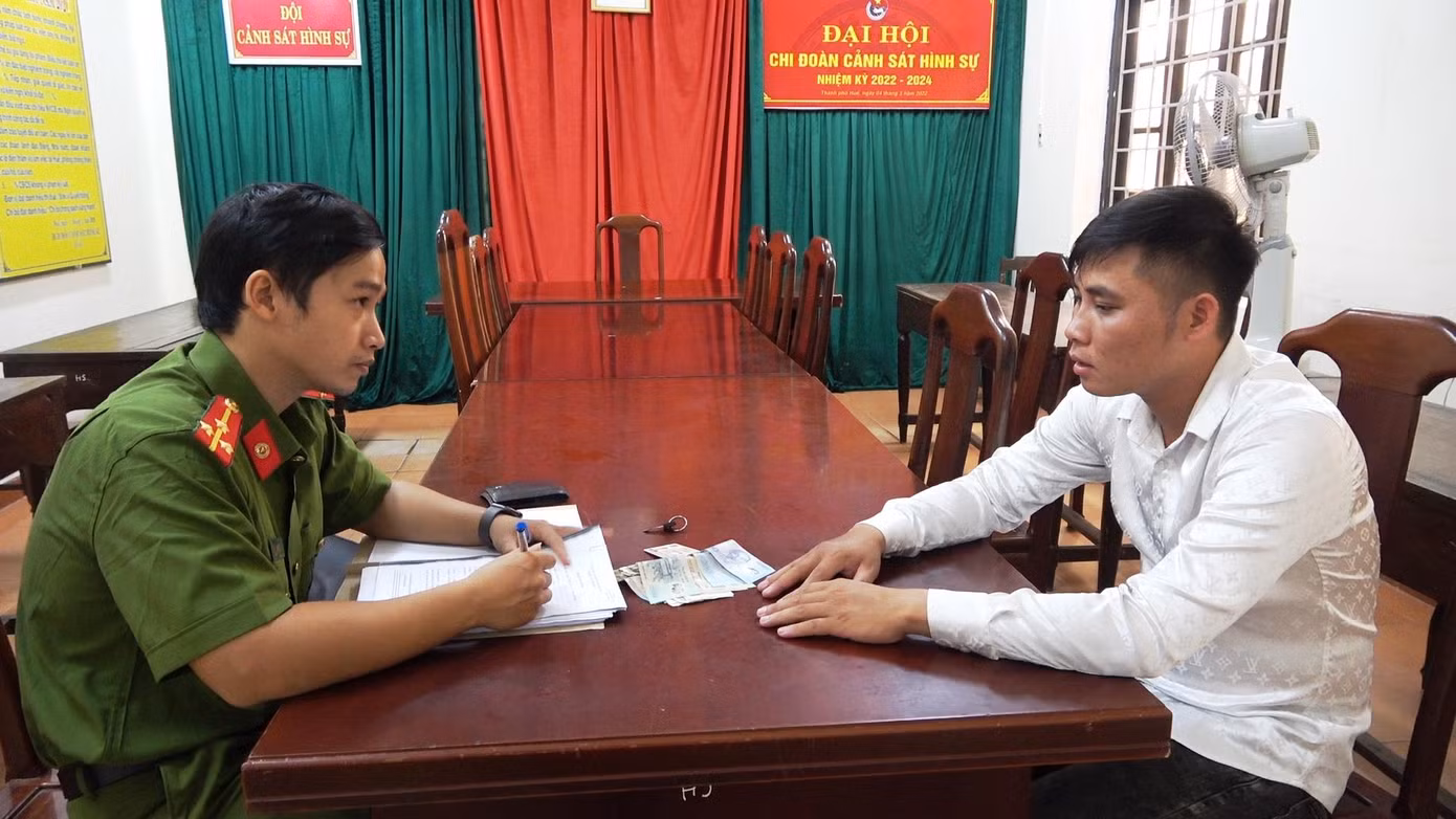 Đối tượng Bùi Sỹ Ích (bìa phải). Ảnh: CA