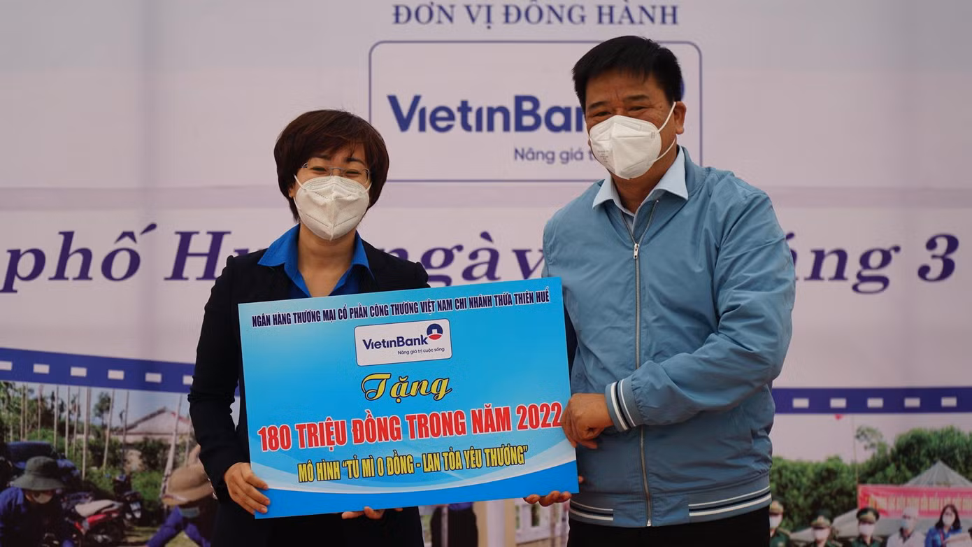 Tiếp nhận kinh phí tài trợ "Tủ mì 0 đồng"