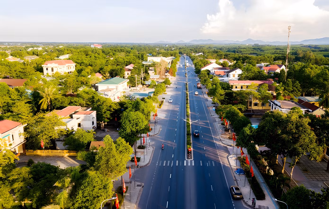 Hiện nay, huyện Phong Điền tập trung thực hiện nhiều chương trình trọng điểm như: Chương trình phát triển đô thị; chương trình phát triển công nghiệp và tiểu thủ công nghiệp; chương trình phát triển du lịch, dịch vụ; chương trình phát triển nông nghiệp và xây dựng nông thôn mới; chương trình cải cách hành chính và đào tạo nguồn nhân lực. Ảnh: T.L