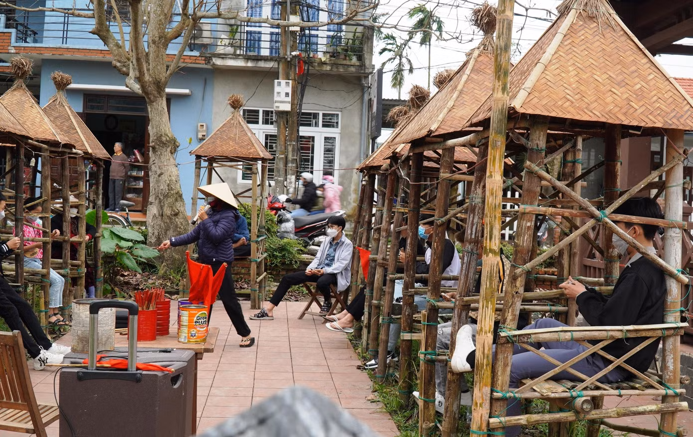 Mỗi cuộc chơi bài chòi có 10 người tham gia, được bố trí ở hai dãy chòi đặt đối diện nhau. Người điều khiển (còn gọi là “ông hiệu”, “bà hiệu”) hô bài, diễn xướng, thực hiện các thao tác theo quy định chơi bài… ngay trên lối đi ở giữa hai dãy chòi.