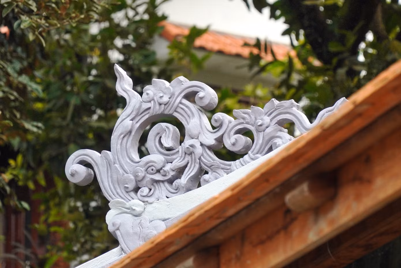 Vật, con giống trang trí trên bờ nóc, bờ mái của ngôi nhà chính.