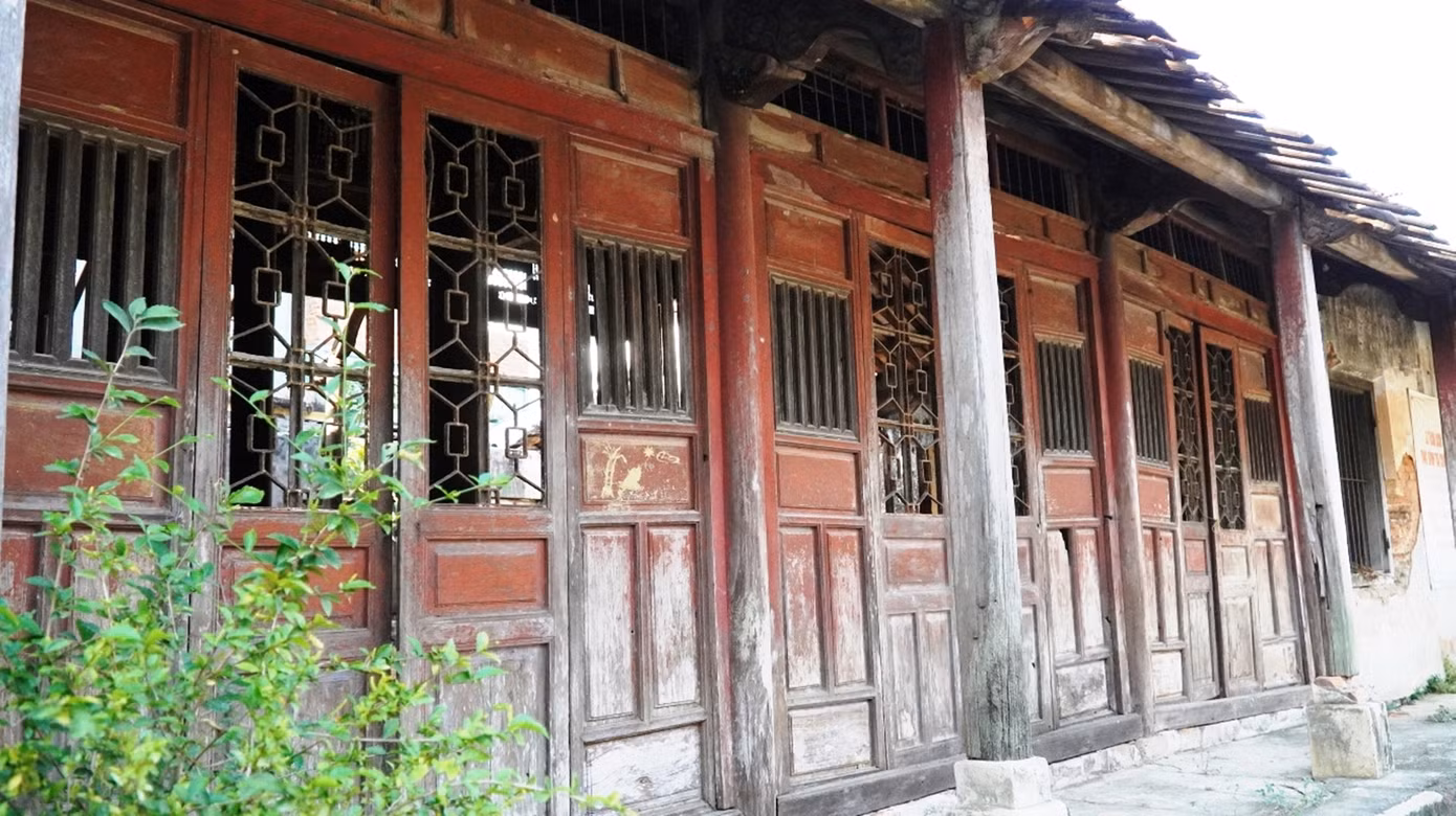 Liên quan thực trạng này, báo Tiền Phong từng có bài “Khu vườn thơ Châu Hương Viên: Di tích hay phế tích?”, đề cập đến một địa chỉ văn hóa đặc biệt xứ Huế là Châu Hương Viên - khu vườn thơ từng ghi dấu “Vĩ Hương thi xã” và “Hương Bình thi xã” gắn với tên tuổi danh nhân xứ Huế Ưng Bình Thúc Giạ Thị, kể từ sau 2 năm được công nhận di tích, nơi đây vẫn trong tình trạng phế tích.