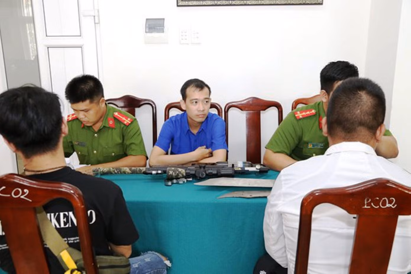 Người dân đến Công an TT-Huế giao nộp súng đạn, dao kiếm, công cụ hỗ trợ. Ảnh: CA