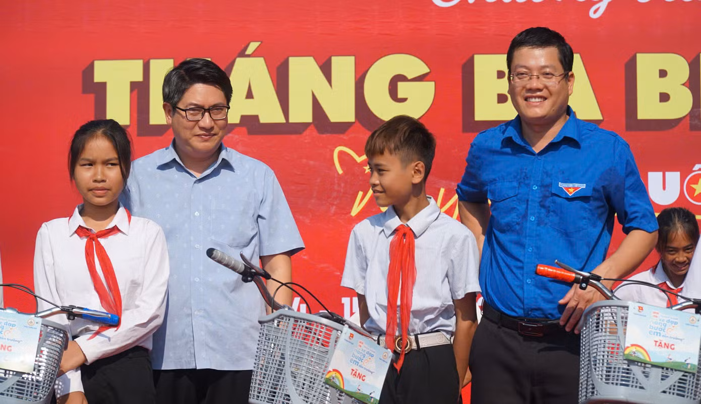 Tặng xe đạp cho học sinh có hoàn cảnh khó khăn vùng biên giới. Tặng xe đạp cho học sinh có hoàn cảnh khó khăn vùng biên giới.