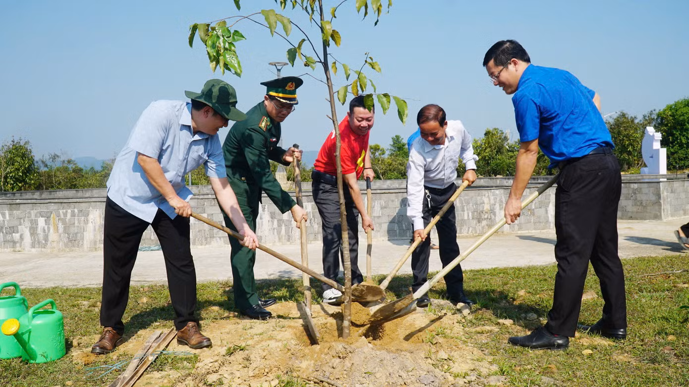 Thực hiện công trình Hàng cây thanh niên Thực hiện công trình Hàng cây thanh niên
