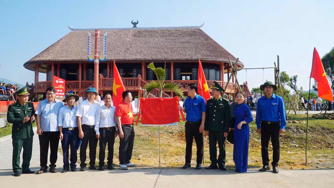 Xây dựng công trình Tuyến đường cờ Tổ quốc. Xây dựng công trình Tuyến đường cờ Tổ quốc.