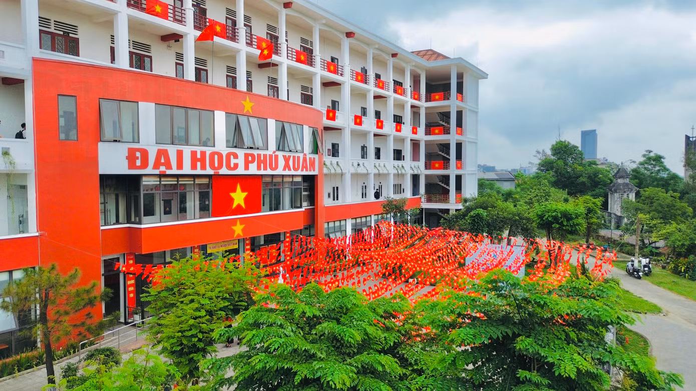 Nhìn từ trên cao, sắc cờ đỏ sao vàng không chỉ tạo điểm nhấn thị giác mà còn là biểu tượng của lòng yêu nước, tinh thần đoàn kết và niềm tự hào dân tộc lan tỏa từ mỗi mái nhà, mỗi góc phố, con đường, trường học và trong trái tim của mỗi người dân đất Việt.