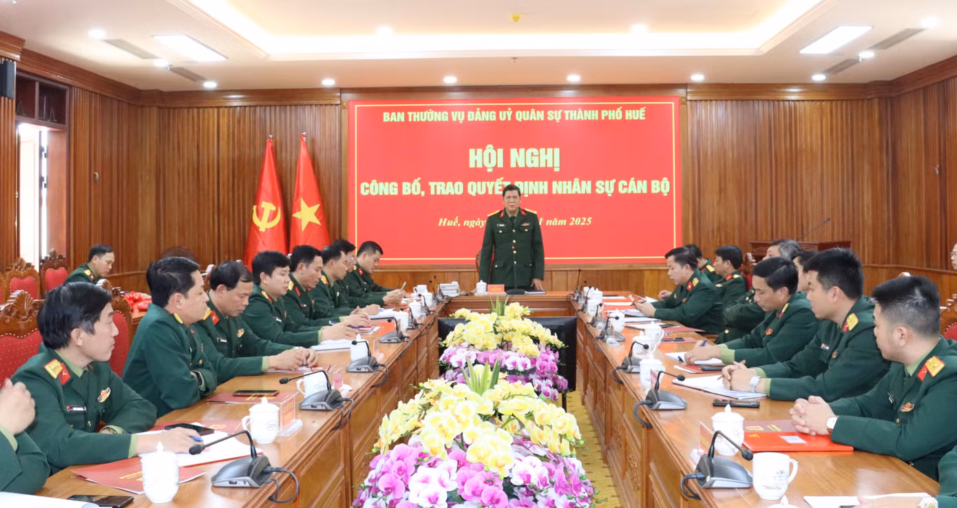 Đại tá Hoàng Văn Nhân - Phó Bí thư Đảng ủy, Chính ủy Bộ Chỉ huy Quân sự thành phố Huế - chủ trì hội nghị.