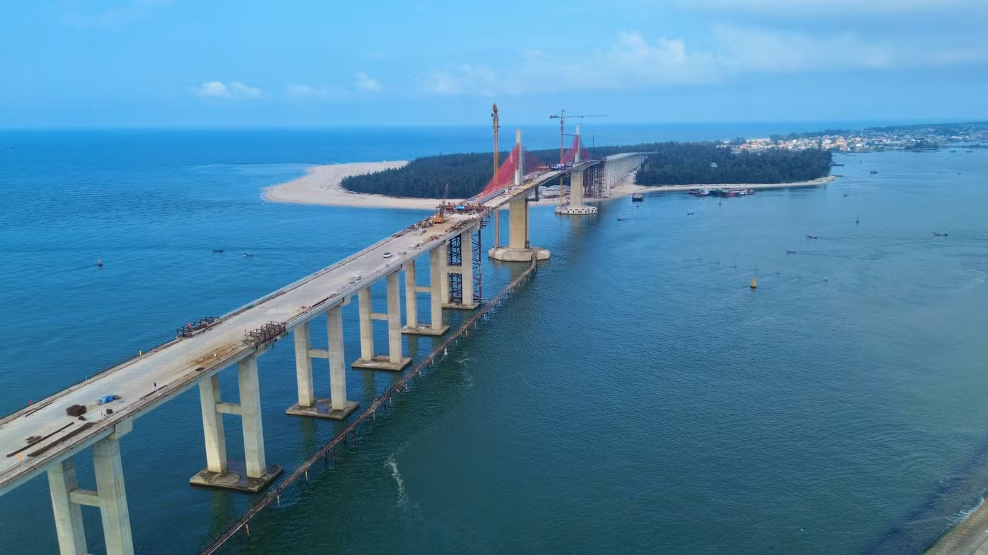 Dự án gồm 3 đoạn tuyến và 1 cầu lớn vượt cửa biển, tổng chiều dài khoảng 21,8km; trong đó, đoạn đầu dài 7,785km nối từ cầu Tam Giang đến trung tâm phường Thuận An.