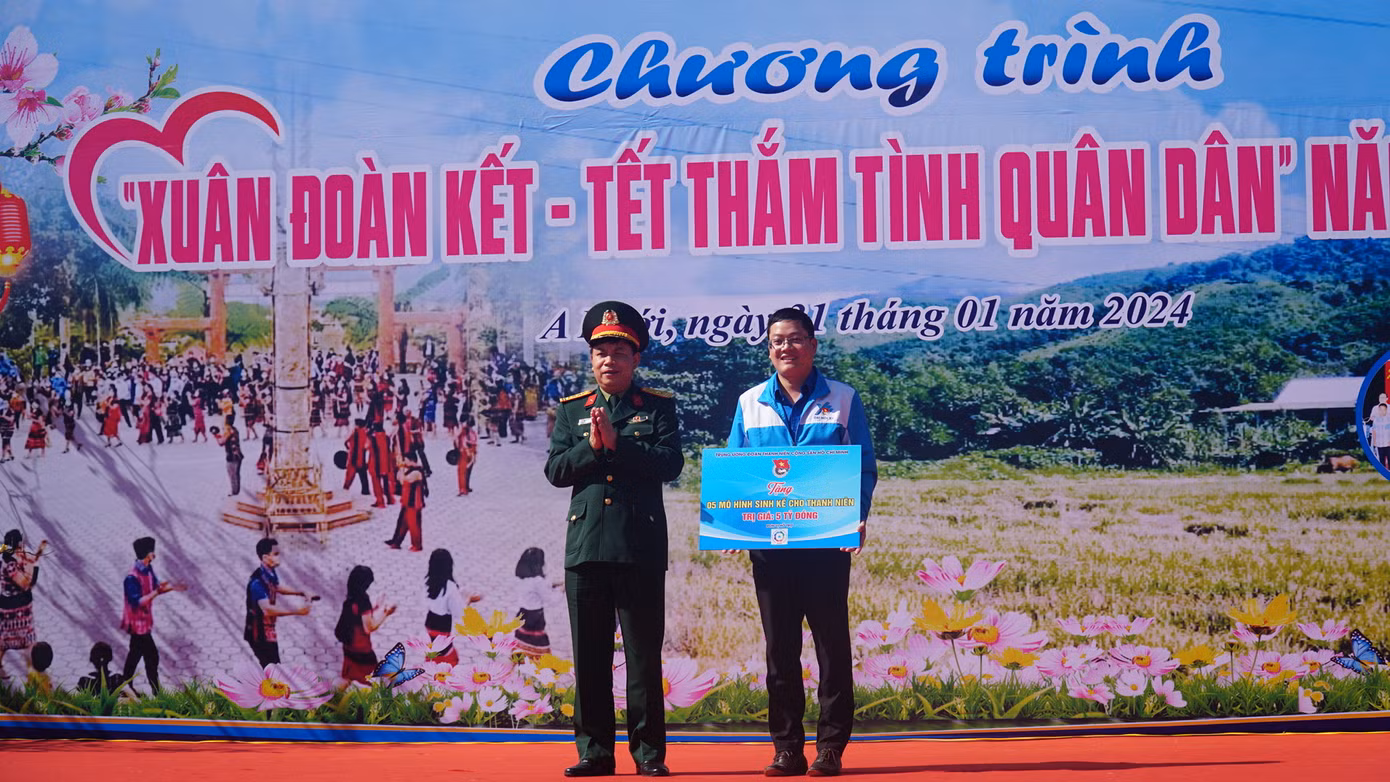 Tặng 5 mô hình sinh kế cho thanh niên.