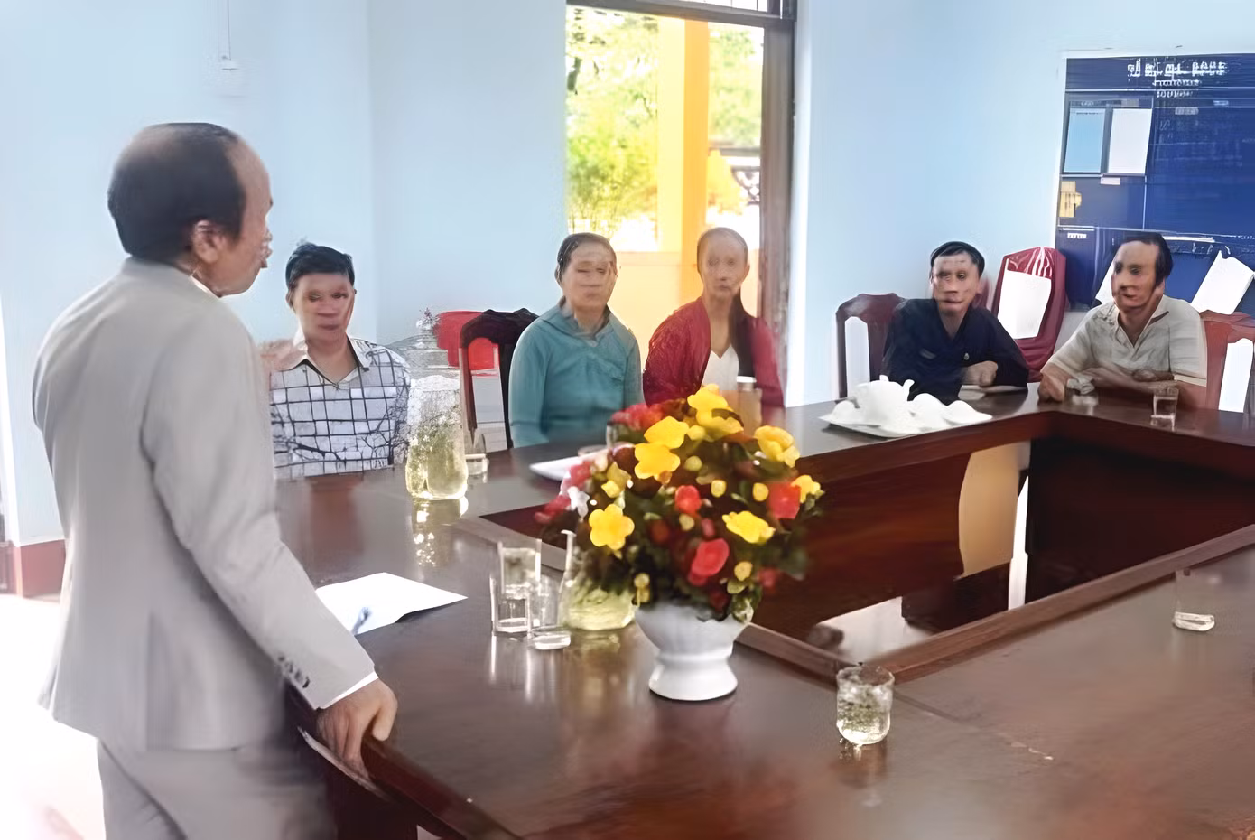 Họp để bàn phương án xử lý vụ việc nữ sinh lớp 7 Trường THCS Lộc Điền (huyện Phú Lộc, tỉnh TT-Huế) bị hành hung. (Ảnh C.Đ)