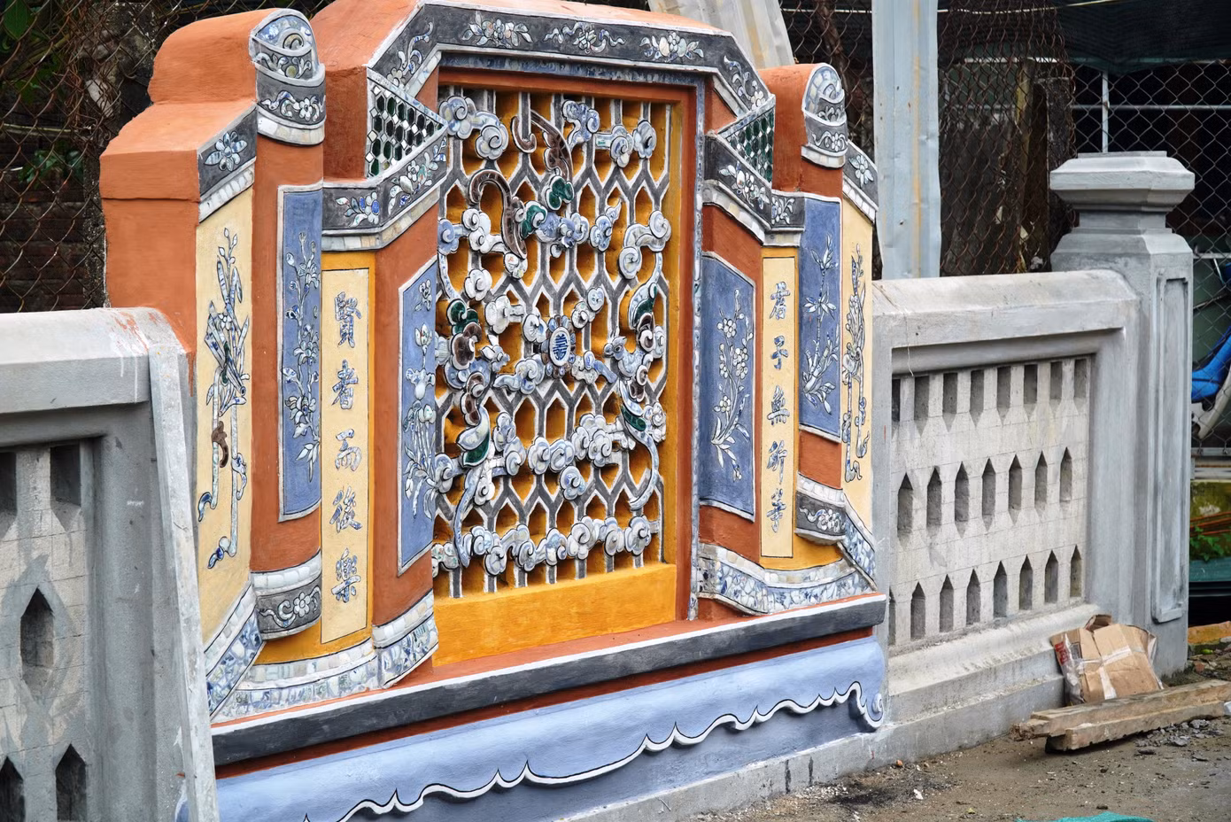 Bức bình phong trước nhà chính đã được phục hồi.