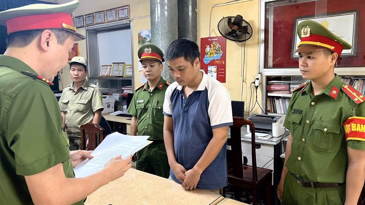 Đọc lệnh khởi tố, bắt tạm giam Nguyễn Minh Hoàn. Ảnh: CACC