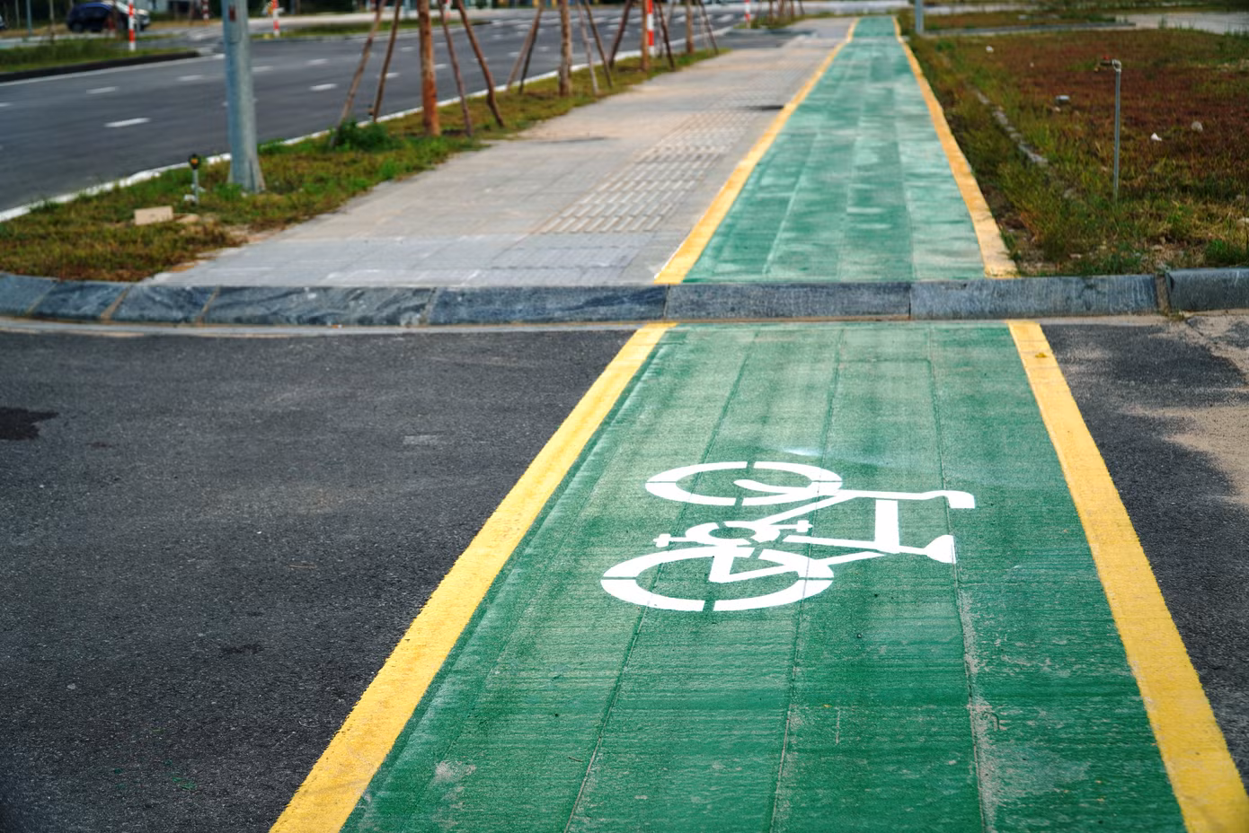 Theo ông Võ Văn Việt - Giám đốc Ban Quản lý Dự án Green City Huế, những tuyến vỉa hè được sơn xanh tập trung chủ yếu ở các con phố Võ Nguyên Giáp, Tố Hữu (phường An Đông, Xuân Phú), đường Bùi Thị Xuân, công viên trung tâm hành chính tỉnh, với tổng chiều dài gần 8.000m. Việc sơn xanh, kẻ vạch vàng nhằm đánh dấu làn tuyến dành riêng cho xe đạp khi lưu thông trên vỉa hè.
