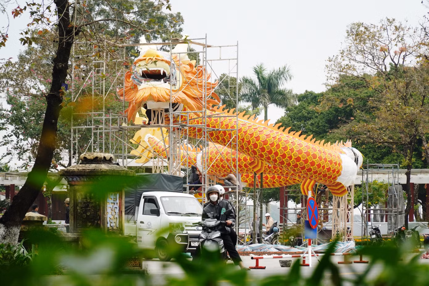 Theo cơ quan chức năng TP. Huế, linh vật rồng được chọn đặt tại bia Quốc học Huế là rồng triều Nguyễn, với thiết kế là sự tổng hòa của hình tượng rồng lớn, kết hợp với tạo hình trăm hoa đua nở.