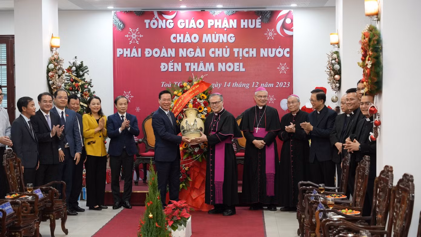 Chủ tịch nước Võ Văn Thưởng tặng hoa chúc mừng Tòa Tổng Giám mục Tổng Giáo phận Huế. (Ảnh: N.H) Chủ tịch nước Võ Văn Thưởng tặng hoa chúc mừng Tòa Tổng Giám mục Tổng Giáo phận Huế. (Ảnh: N.H)