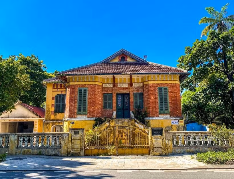 Dự án di dời ngôi biệt thự Pháp cổ tại 26 Lê Lợi đã được đưa vào danh mục kế hoạch đầu tư công trung hạn giai đoạn 2021-2025 của TP Huế. Ảnh: H.H