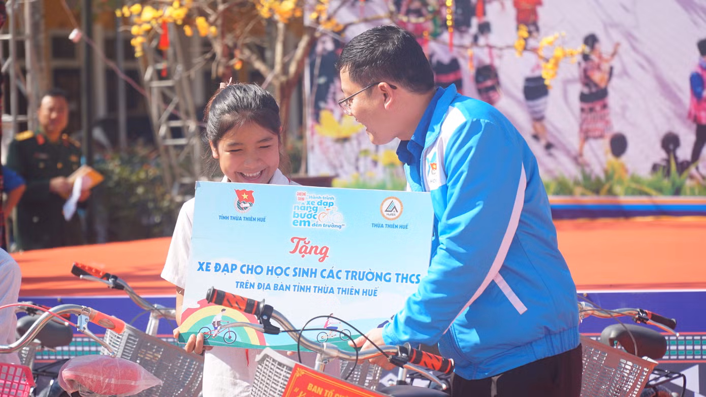 Tặng xe đạp cho học sinh có hoàn cảnh khó khăn.