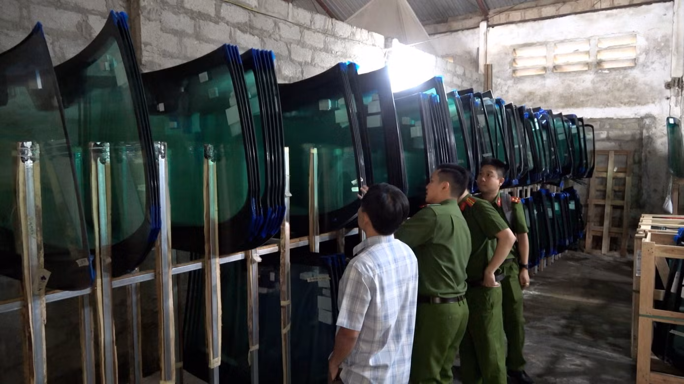 Kiểm tra kho chứa kính xe ô tô các loại bị giả nhãn mác, thương hiệu của nhiều hãng xe ô tô nổi tiếng (Ảnh: CACC)