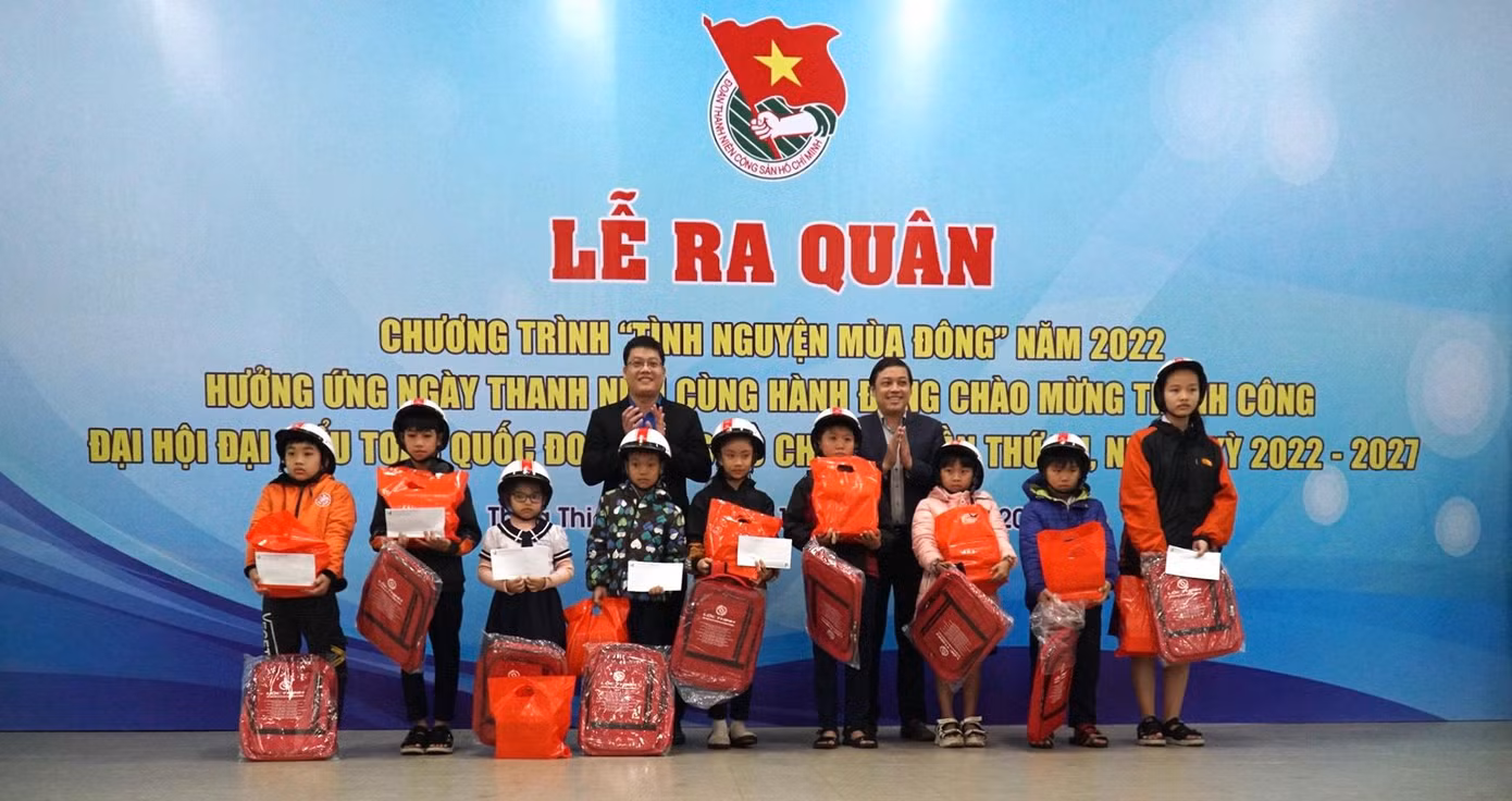 Tặng quà, túi xách cho trẻ em có hoàn cảnh khó khăn. Ảnh: N.V
