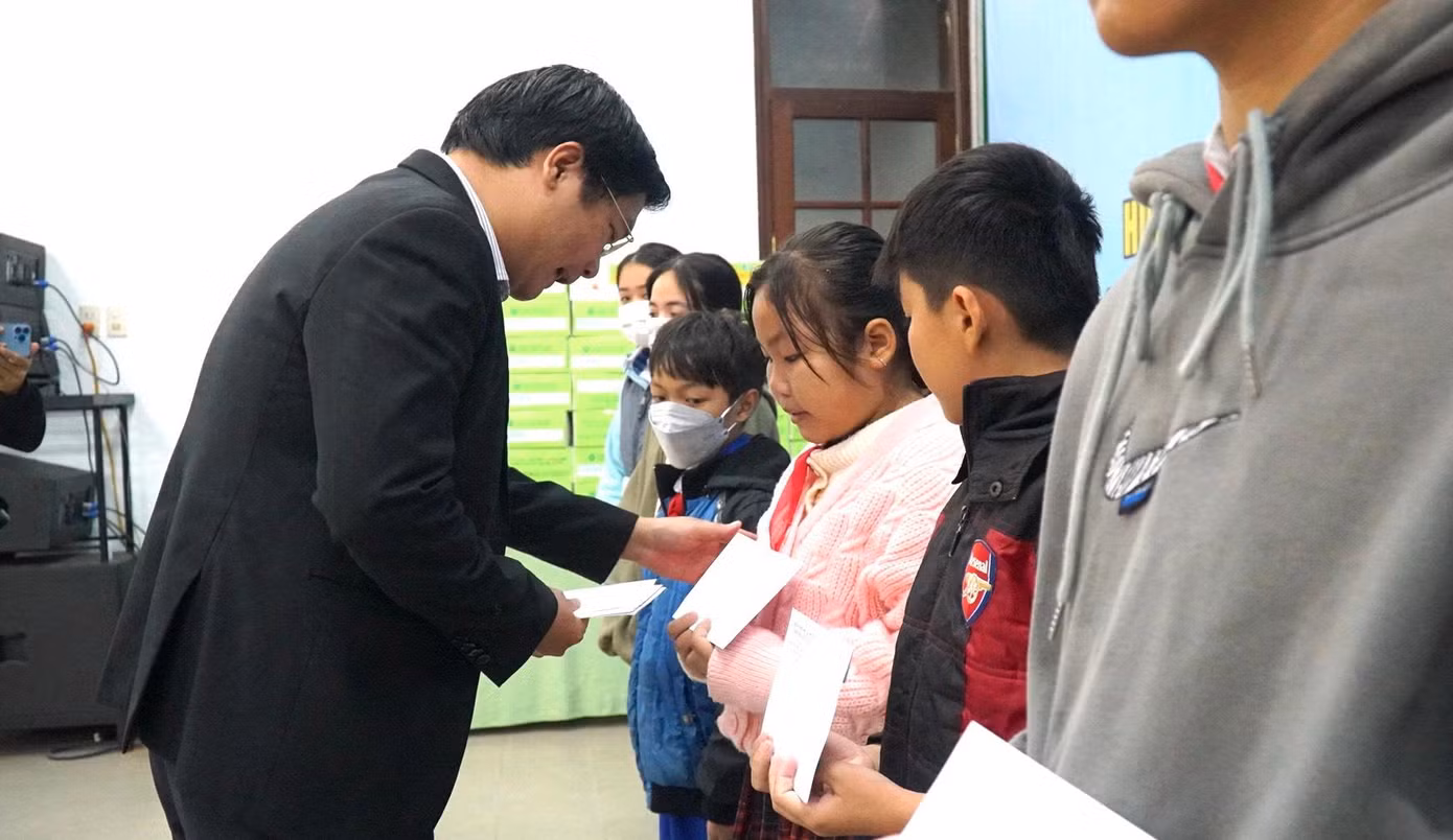 Tặng học bổng cho học sinh có hoàn cảnh khó khăn. Ảnh: N.V