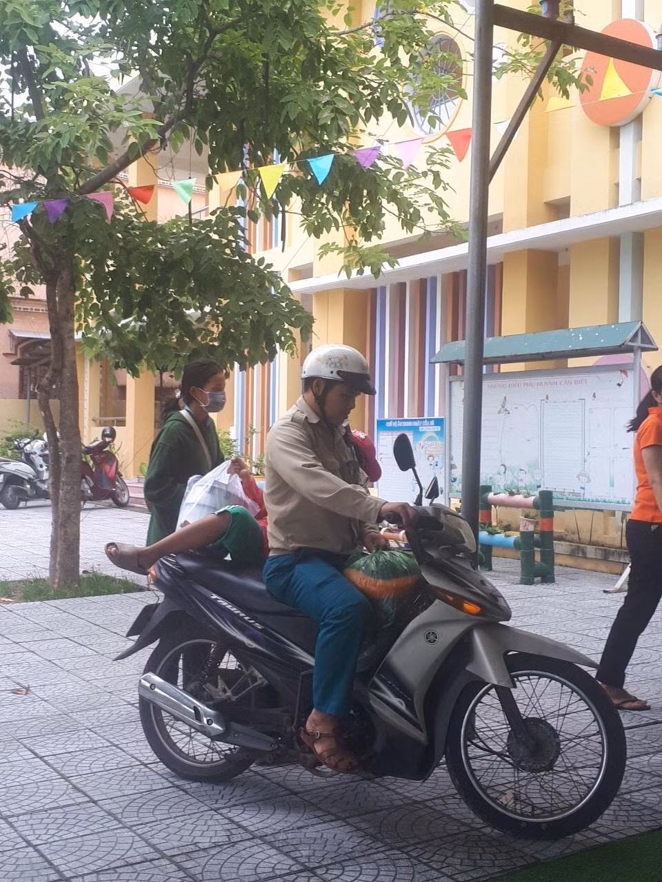 Đưa người già đến sơ tán tại Trường Mầm non xã Phú Thuận, huyện Phú Vang, TT-Huế.