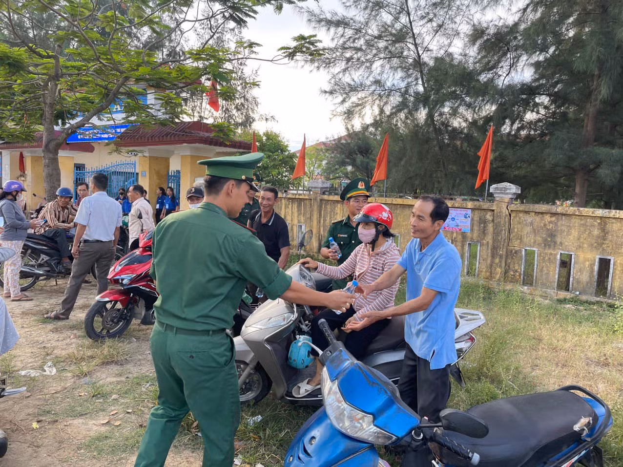 Chiến sĩ biên phòng tặng nước uống cho phụ huynh đưa con đi thi.