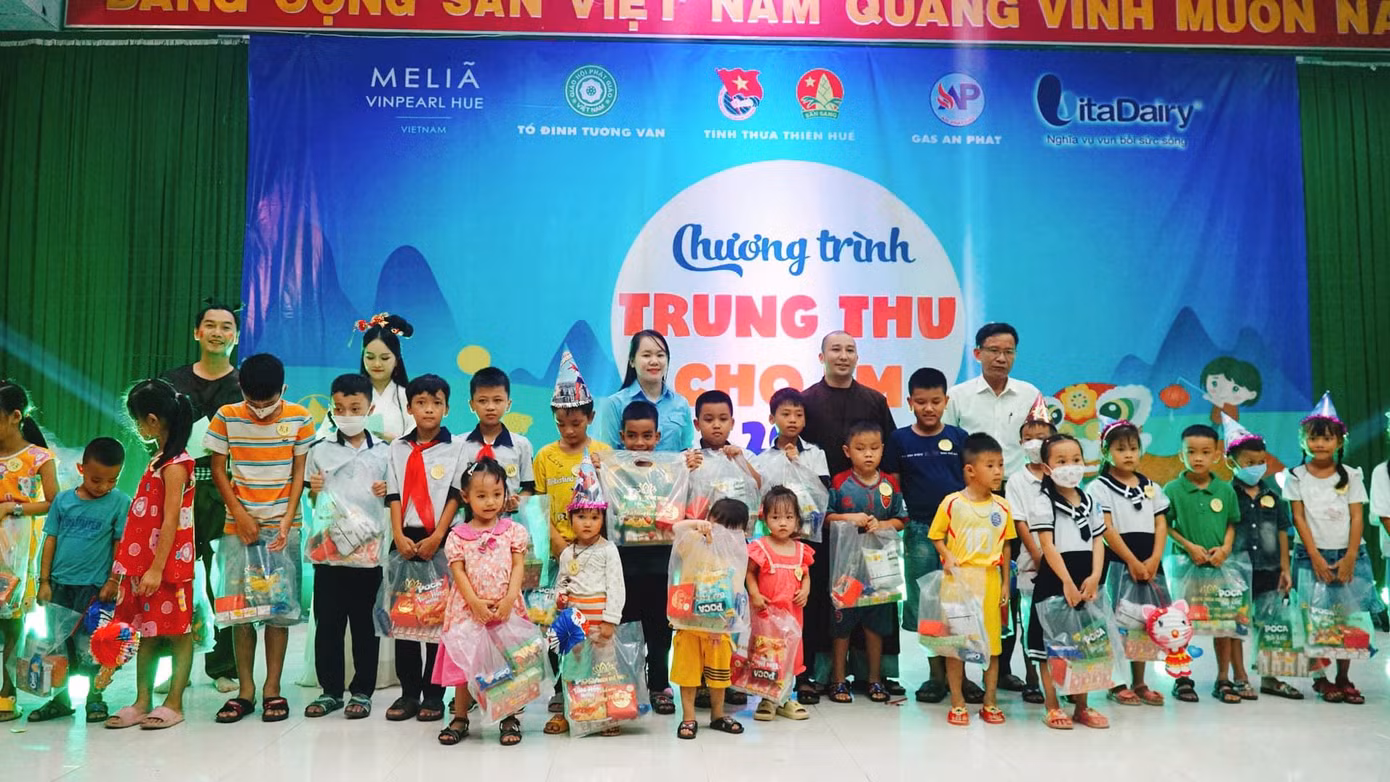 Tặng quà cho thiếu nhi vùng nông thôn tại chương trình "Trung thu cho em" do Tỉnh Đoàn TT-Huế tổ chức.