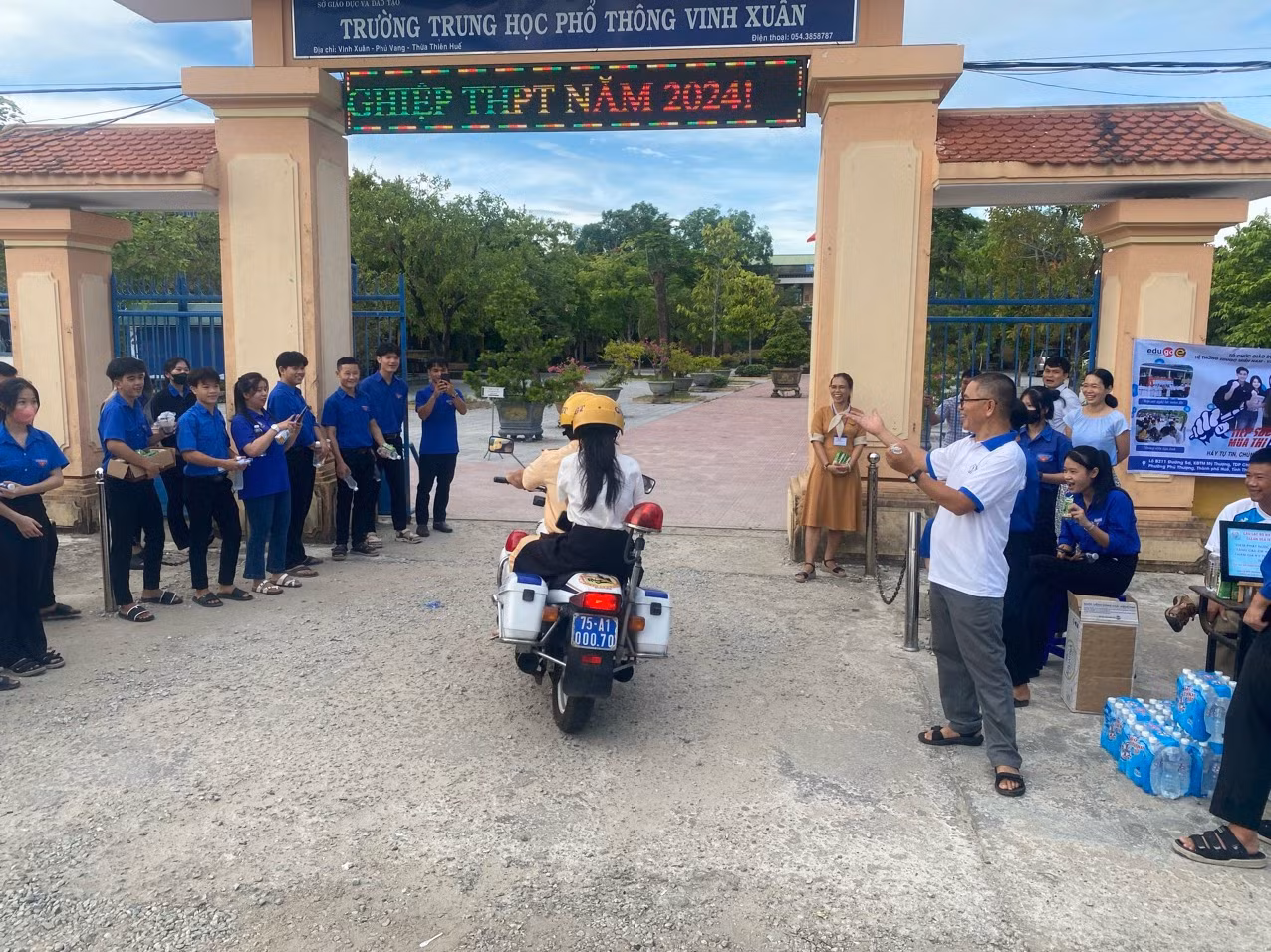 CSGT Công an huyện Phú Vang kịp thời phát hiện, dùng xe đặc chủng đưa một nữ thí sinh bị hỏng xe đạp khi đi thi đến điểm thi làm bài kịp giờ.