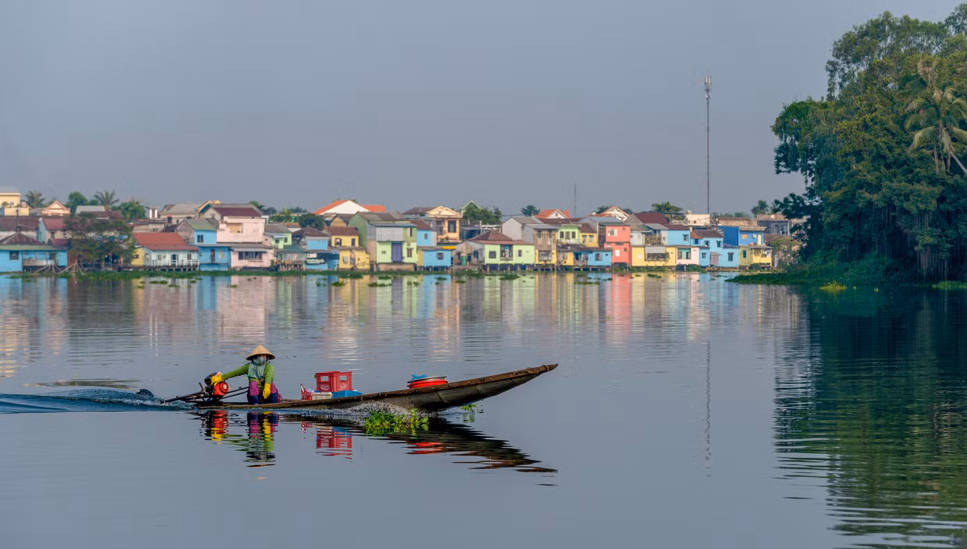 Sông Hương đoạn qua phố cổ Bao Vinh. Ảnh: Văn Đình Huy
