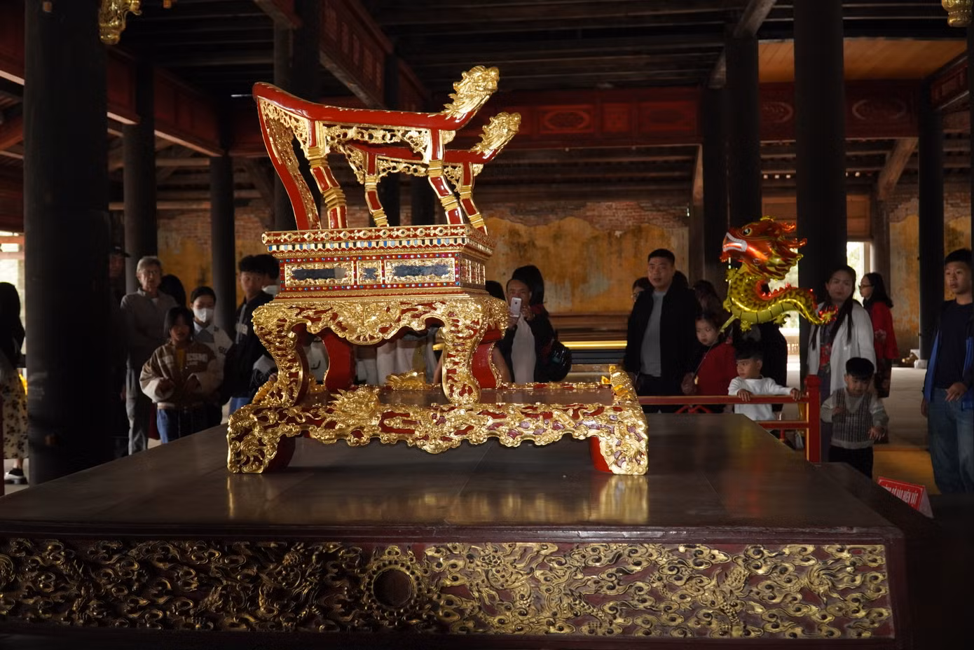 Ngai vàng triều Nguyễn được trưng bày tại điện Thái Hòa phục vụ du khách, dù ngôi điện đang trùng tu.