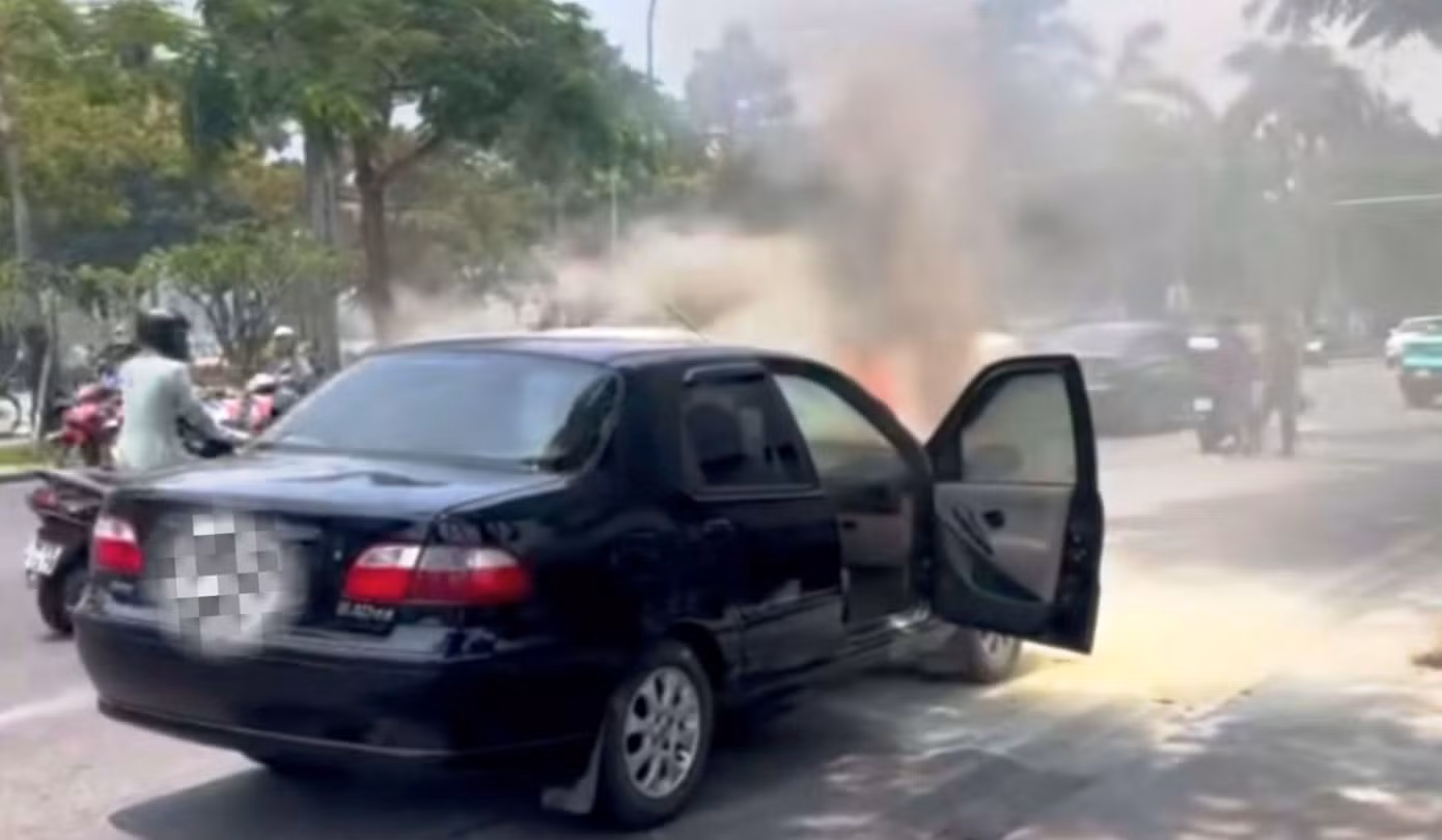 Hiện trường vụ cháy xe ô tô con tại Huế. Ảnh cắt từ clip người đi đường