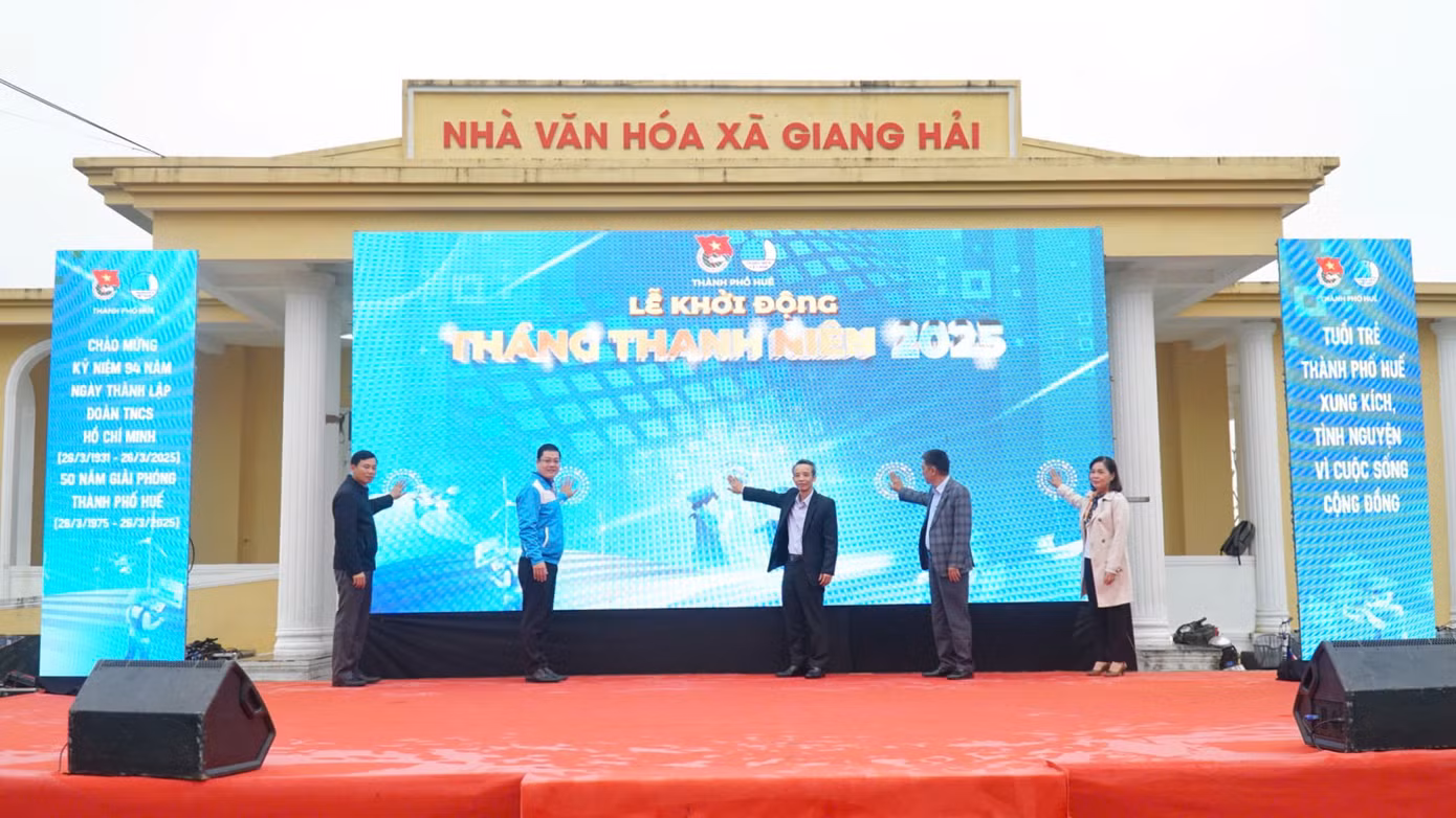 Đại diện lãnh đạo Thành ủy Huế, Thành Đoàn, huyện Phú Lộc bấm nút khởi động Tháng Thanh niên năm 2025.