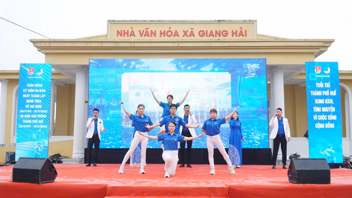 Văn nghệ chào mừng.