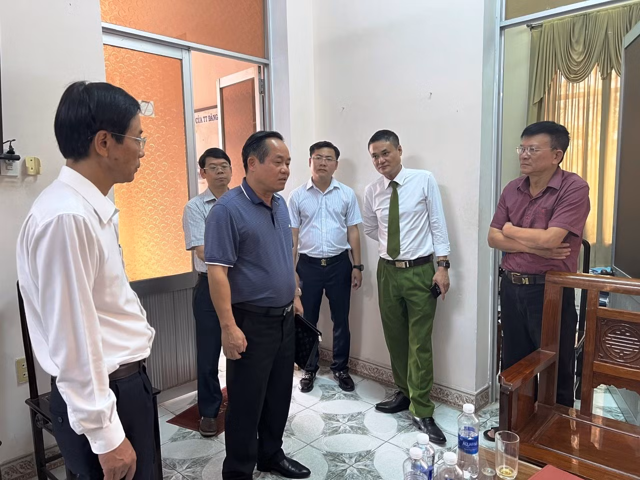 Trước khi bị bắt giữ, ông Đào Hữu Long (bìa phải) từng khẳng định, luôn chỉ đạo cấp dưới làm đúng quy trình, quy định trong hoạt động đăng kiểm xe cơ giới. Ảnh: CACC