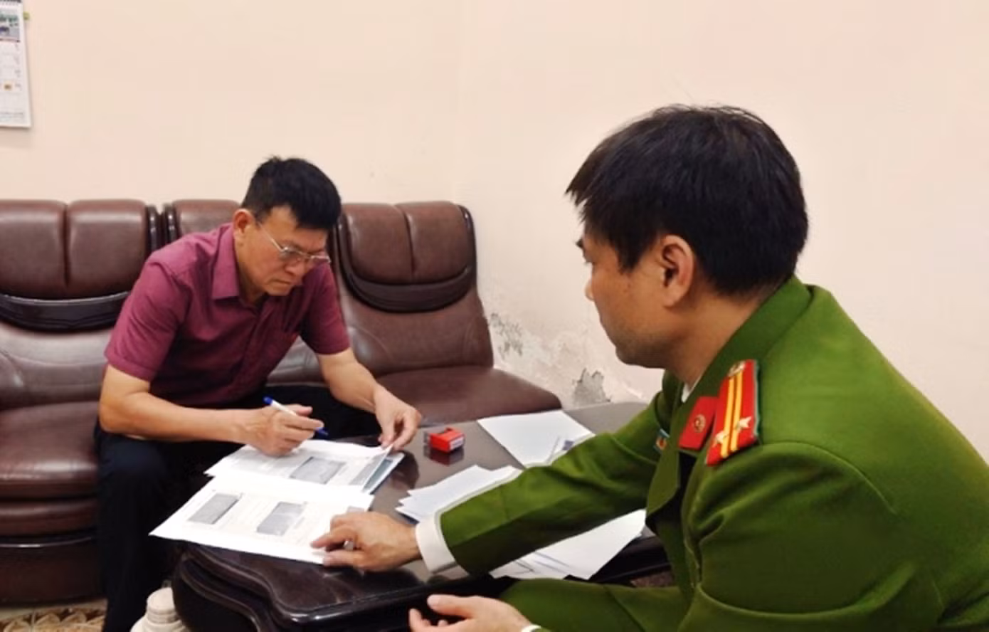 Ông Đào Hữu Long trong một lần làm việc với công an. Ảnh: CACC