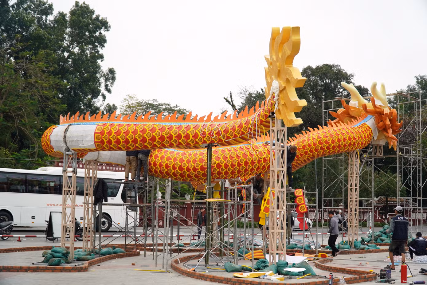 Thân rồng được làm bằng khung thép tròn, có nhiều đoạn uốn lượn từ đầu, thân, đến phần đuôi.