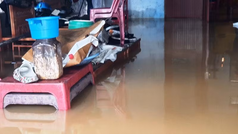 Lũ tràn vào nhà dân tại Huế.