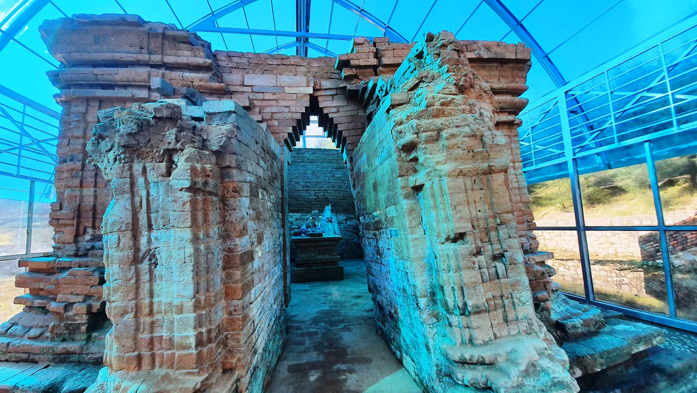 Ngày nay, trong phạm vi di tích, cơ quan chức năng đã tiến hành các biện pháp bảo vệ tháp cổ như xây dựng nhà che mưa nắng, khoanh vùng, dựng nhiều cột gỗ chống nghiêng đổ, xây đê bao, trồng cây xanh ngăn cát bay vùi lấp và chặn nước xói mòn.